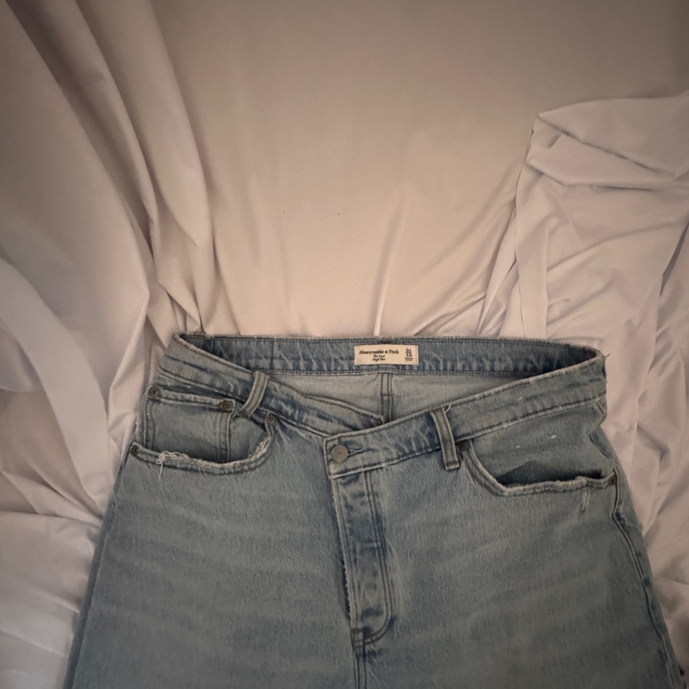 🩵Abercrombie & Fitch Asymmetrical Jeans🩵